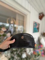 Svart sminkväska med krokodilmönster