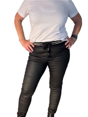 byxa i svart fuskskinn