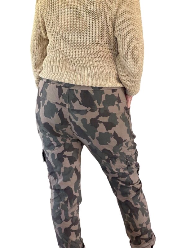 Cargobyxor i camouflage med stretch